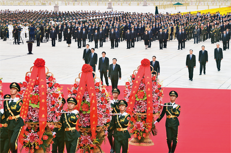 2021年9月30日上午，黨和國家領(lǐng)導(dǎo)人習(xí)近平、李克強(qiáng)、栗戰(zhàn)書、汪洋、王滬寧、趙樂際、韓正、王岐山等來到北京天安門廣場(chǎng)，出席烈士紀(jì)念日向人民英雄敬獻(xiàn)花籃儀式。 新華社記者 張領(lǐng)/攝