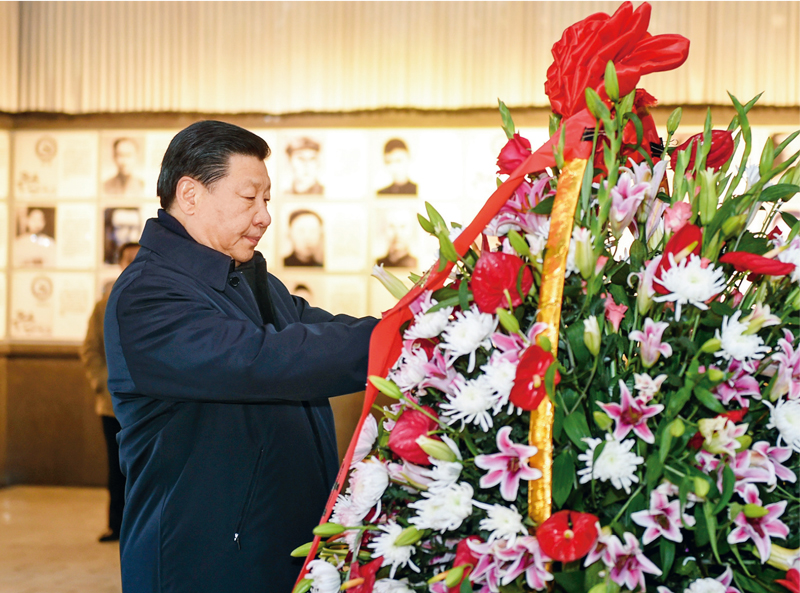 2016年2月1日至3日，中共中央總書記、國家主席、中央軍委主席習(xí)近平來到江西，看望慰問廣大干部群眾和駐贛部隊(duì)。這是2月2日，習(xí)近平在井岡山革命烈士陵園向革命烈士敬獻(xiàn)花籃。 新華社記者 謝環(huán)馳/攝