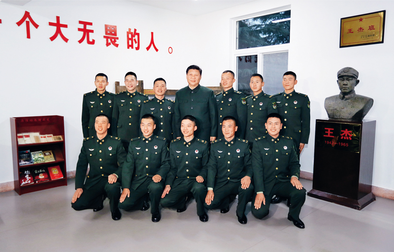 2017年12月13日，中共中央總書記、國家主席、中央軍委主席習(xí)近平到第71集團(tuán)軍視察。這是習(xí)近平同“王杰班”戰(zhàn)士合影。 新華社記者 李剛/攝