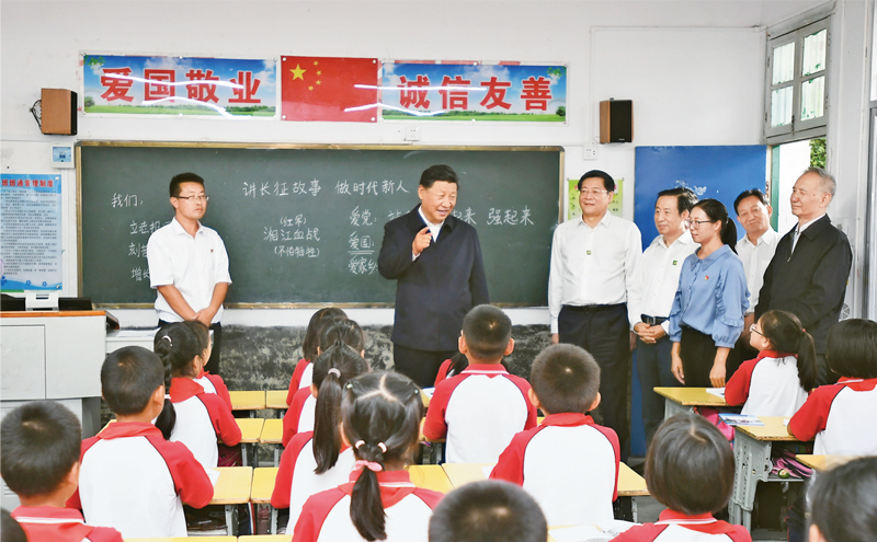 2020年9月16日至18日，中共中央總書記、國家主席、中央軍委主席習(xí)近平在湖南考察。這是16日下午，習(xí)近平在郴州市汝城縣文明瑤族鄉(xiāng)第一片小學(xué)，同正在上思政課的同學(xué)們親切交流。 新華社記者 謝環(huán)馳/攝