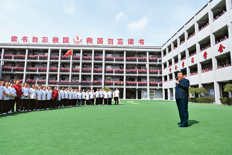 2021年9月13日至14日，中共中央總書記、國家主席、中央軍委主席習(xí)近平在陜西省榆林市考察。這是14日上午，習(xí)近平在綏德實(shí)驗(yàn)中學(xué)考察時(shí)，同師生親切交流。 新華社記者 謝環(huán)馳/攝